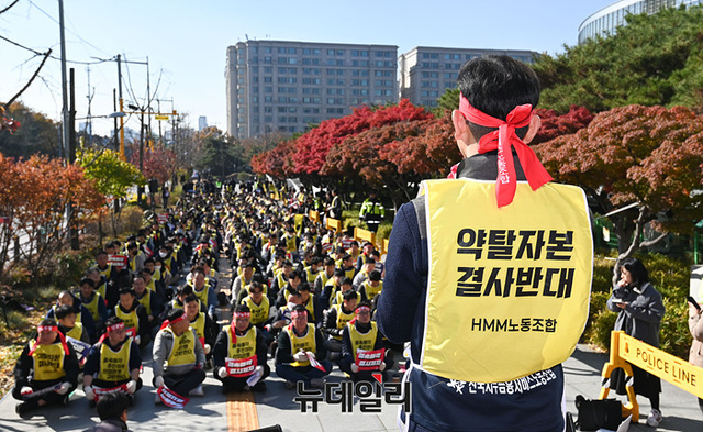 ▲ 민주노총 전국사무금융서비스노동조합 HMM지부가 21일 서울 여의도 산업은행 본점 앞에서  ‘졸속매각 반대 조합원 결의대회’를 열었다. ⓒ서성진 기자