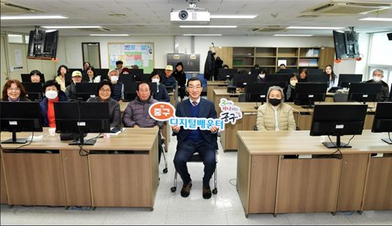 ▲ 중구청 전산교육장에서 진행된 스마트폰 활용과정 수료식.ⓒ대전중구청