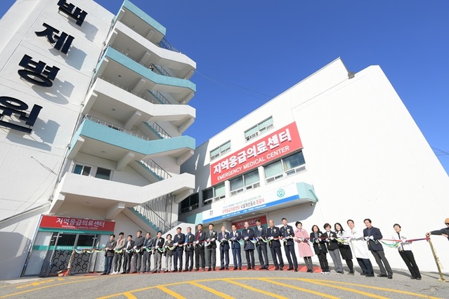 ▲ 백성현 논산시장을 비롯한 참석자들이 21일 오후 충남 논산시 백제병원에서 열린 응급의료센터 시설개선사업 준공식에서 테이프 커팅을 하고 있다.ⓒ논산시