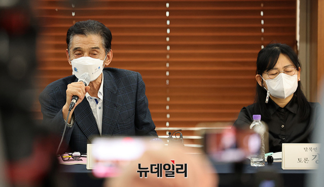 ▲ 북송 재일교포 탈북자 이상봉 씨가 탄광에서 만난 국군포로들에 대해 설명하고 있다. ⓒ정상윤 기자