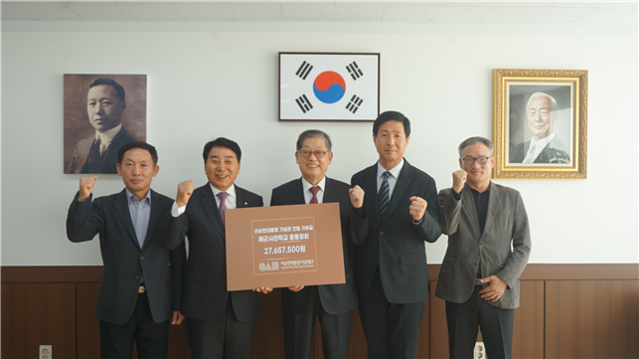 ▲ 22일 구옥회 해군사관학교 총동창회 회장이 재단법인 이승만대통령 기념재단 사무국에 방문해 동창회 차원에서 모금한 기부금을 전달했다. ⓒ재단법인 이승만대통령 기념재단