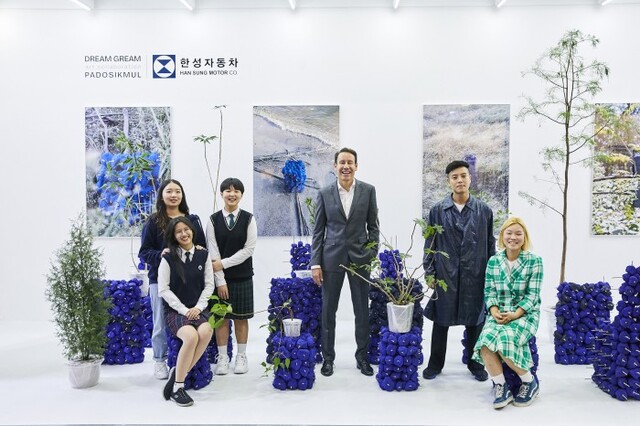 ▲ '2019 서울 디자인 페스티벌' 한성자동차 부스에서 드림그림 장학생들과 기념촬영을 하고 있는 울프 아우스프룽 대표.ⓒ한국메세나협회