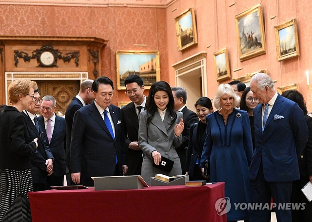 ▲ 영국을 국빈 방문한 윤석열 대통령과 부인 김건희 여사가 21일(현지시간) 런던 버킹엄궁에서 찰스 3세 영국 국왕, 커밀라 왕비와 소장품을 관람하고 있다.ⓒ연합뉴스