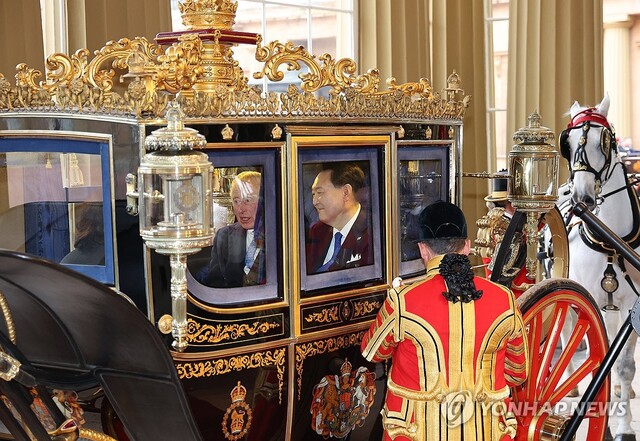 ▲ 영국을 국빈 방문한 윤석열 대통령과 찰스 3세 영국 국왕이 21일(현지시간) 런던 호스가즈 광장에서 열린 공식환영식을 마친 뒤 마차를 타고 버킹엄궁에 도착하고 있다.ⓒ연합뉴스