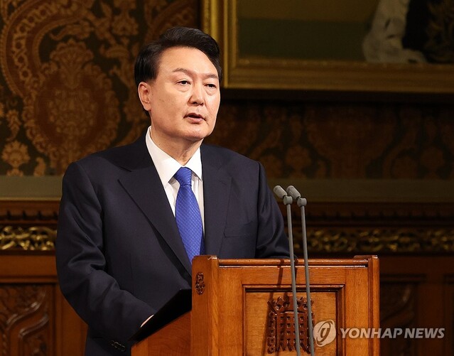 ▲ 영국을 국빈 방문 중인 윤석열 대통령이 21일(현지시간) 런던의 의회인 웨스트민스터궁 로열 갤러리에서 연설하고 있다. 2023.11.22 [공동취재] ⓒ연합뉴스