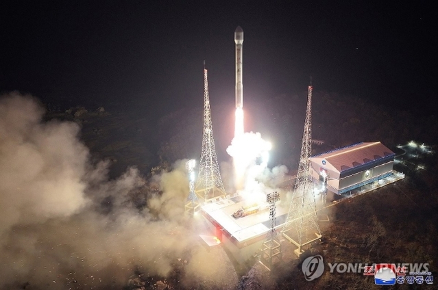 ▲ 북한은 22일 전날 밤 발사한 군사정찰위성 1호기 '만리경-1호'의 발사가 성공적으로 이뤄졌다고 밝혔다. 조선중앙통신은 이날 