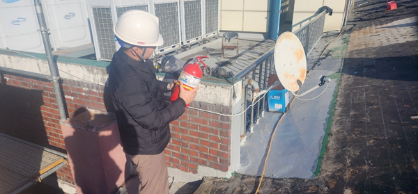 ▲ 학교시설공사 긴급 화재 안전점검 장면.ⓒ대전시교육청