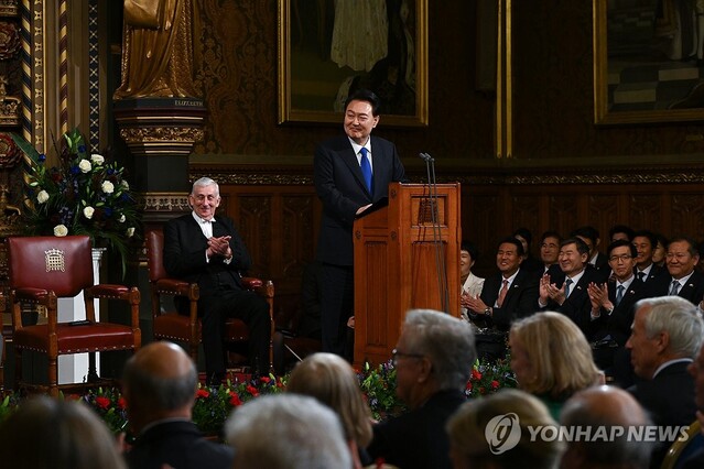 ▲ 영국을 국빈 방문 중인 윤석열 대통령이 21일(현지시간) 런던의 의회인 웨스트민스터궁 로열 갤러리에서 연설하고 있다.ⓒ연합뉴스(사진=공동취재)