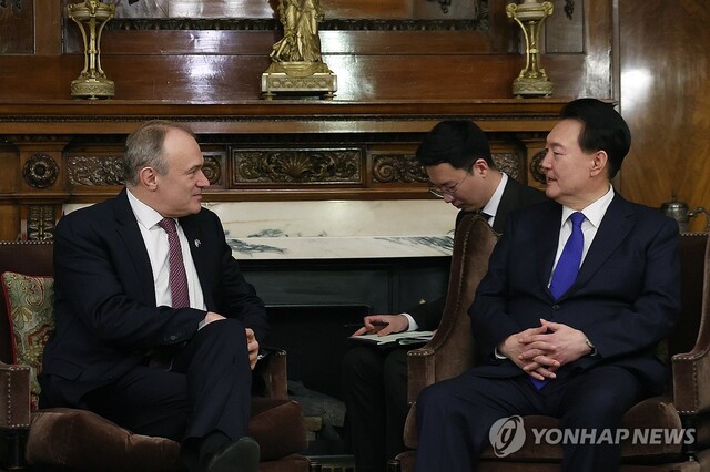 ▲ 영국을 국빈 방문 중인 윤석열 대통령이 21일(현지시간) 런던의 한 호텔에서 에드 데이비 영국 자유민주당 대표와 만나 대화하고 있다.ⓒ연합뉴스(사진=공동취재)