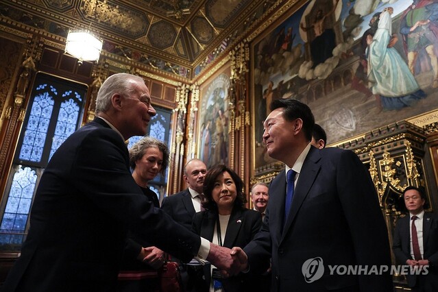 ▲ 영국을 국빈 방문 중인 윤석열 대통령이 21일(현지시간) 런던의 의회인 웨스트민스터궁 로열 갤러리에서 연설에 앞서 참석자와 인사하고 있다.ⓒ연합뉴스(사진=공동취재)