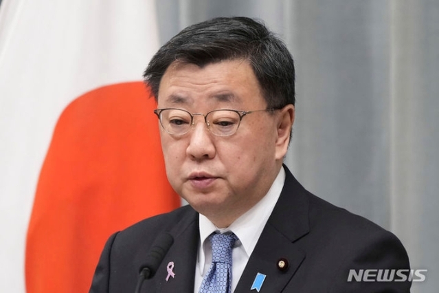 ▲ 일본 정부는 22일 북한이 발사한 탄도미사일 기술을 사용한 위성이 지구 궤도로 투입된 점은 확인되지 않았다고 밝혔다. 사진은 지난 20일 마쓰노 관방장관이 도쿄 총리 관저에서 기자회견을 가지고 있는 모습. ⓒAP/뉴시스