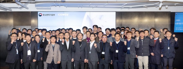 ▲ 지난 21일 서울 구로구 지타워 코웨이 본사에서 열린 ‘코웨이 협력사 납품대금 연동제 로드쇼’에 참석한 김기배 코웨이 구매실장(첫째 줄 왼쪽 다섯 번째)과 협력사 관계자들이 기념사진을 촬영하고 있다.ⓒ코웨이