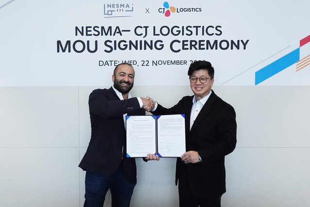 ▲ 파이살 알 투르키(왼쪽) 네스마 그룹 회장과 강병구 CJ대한통운 글로벌사업부문 대표가 MOU 체결 후 기념 촬영을 하고 있다. ⓒCJ대한통운