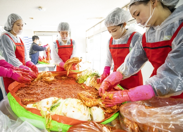 ▲ 21일 오후 등촌9종합사회복지관에서 진에어 임직원들이 '사랑의 김장나눔' 봉사활동을 진행했다. ⓒ진에어