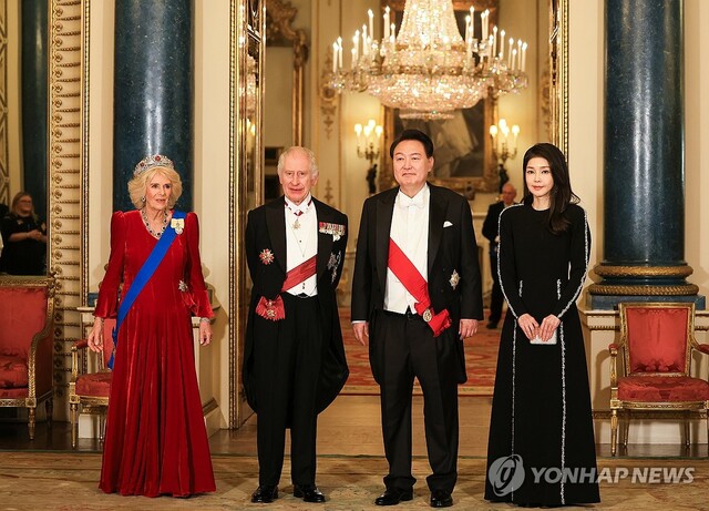 ▲ 영국을 국빈 방문 중인 윤석열 대통령과 부인 김건희 여사가 21일(현지시간) 런던 버킹엄궁에서 열린 국빈 만찬에 앞서 찰스 3세 영국 국왕, 커밀라 왕비와 기념촬영을 하고 있다.ⓒ연합뉴스(사진=공동취재)