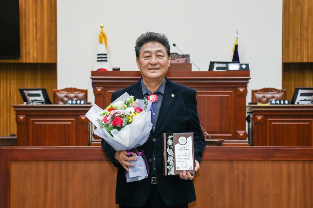 ▲ 이동협 부의장이 경북도 시군의회 의장협의회에서 선정하는 ‘2023년 경상북도 의정봉사대상’을 수상했다.ⓒ경주시의회