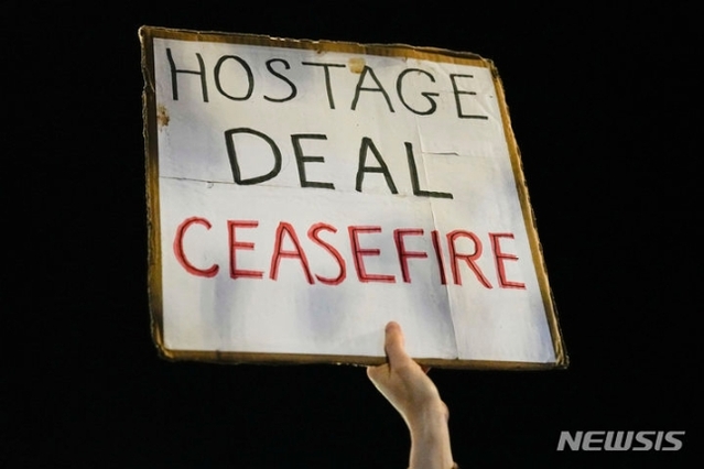 ▲ 카타르가 22일(현지시간) 이스라엘과 하마스 간 인질 석방을 위한 일시 휴전 합의를 공식 확인했다. 사진은 전날 이스라엘 텔아비브에서 하마스에 억류된 인질들의 친지들이 조속한 인질 석방을 호소하는 모습. ⓒAP/뉴시스