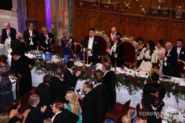 ▲ 영국을 국빈 방문한 윤석열 대통령이 22일(현지시각) 런던 금융특구 길드홀에서 열린 런던금융특구 시장 주최 만찬에서 답사를 마친 뒤 박수를 받고 있다. ⓒ연합뉴스