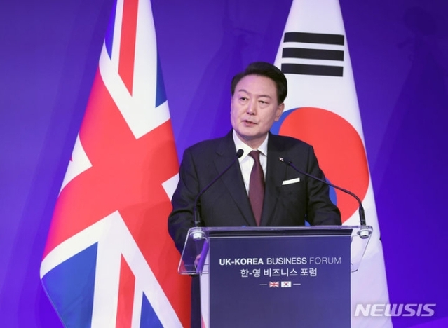 ▲ 영국을 국빈 방문 중인 윤석열 대통령이 22일(현지시간) 런던 맨션 하우스에서 열린 한·영 비즈니스 포럼에서 축사하고 있다. ⓒ뉴시스