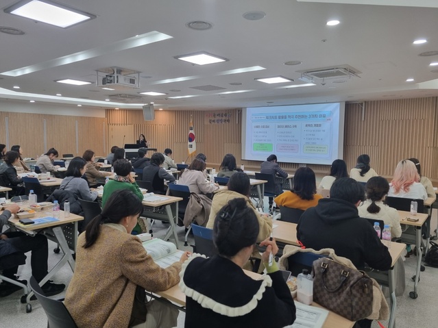 ▲ 대구시교육청(교육감 강은희)은 지난 11월 21일 오후 5시 30분, 시교육청 대회의실에서 경북대학교사범대학생과 현직 교사 등 90명이 참석한 가운데 문해력 지도 역량 향상을 위한 문해력 특강을 실시했다.ⓒ대구시교육청