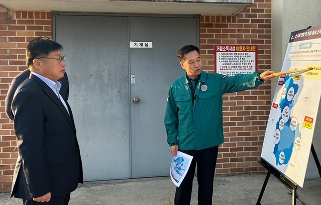 ▲ 이승원 세종시 경제부시장이 지난 22일 전의면 거점소독시설을 찾아 방역상황을 보고받고 있다.ⓒ세종시