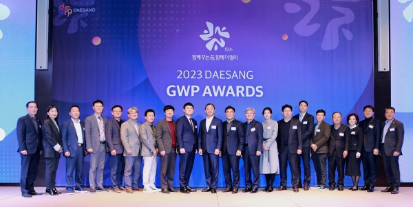 ▲ 22 일 앰배서더 서울 풀만 호텔에서 열린 대상㈜ ‘2023 GWP(Great Work Partners) AWARDS’에서 임정배 대상㈜ 대표이사(왼쪽부터 열 번째)와 파트너사 임직원들이 기념사진을 촬영하고 있다.ⓒ대상