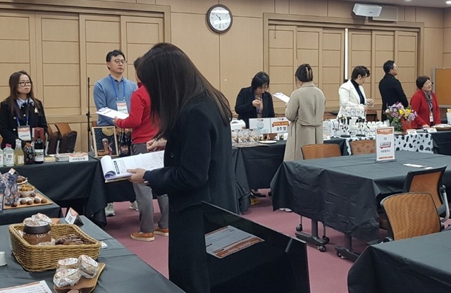 ▲ 공주시가 최근 공주알밤 가공상품 유통전문가를 초청해 품평회를 하고 있다.ⓒ공주시