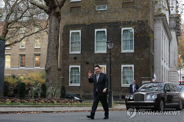 ▲ 영국을 국빈 방문한 윤석열 대통령이 22일(현지시간) 런던 다우닝가 10번지 총리 관저에 리시 수낵 총리와의 한영 정상회담을 위해 도착하며 인사하고 있다. ⓒ연합뉴스