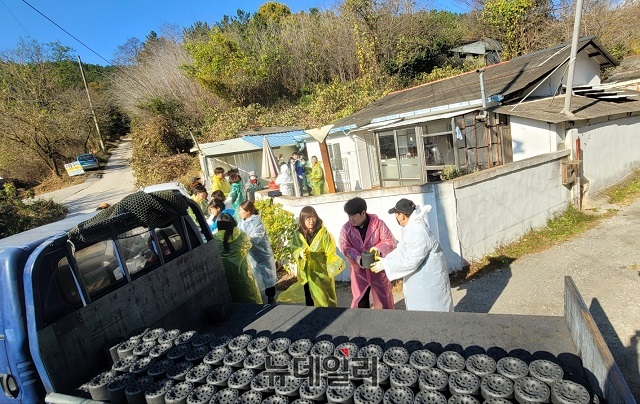 ▲ 이부형 전 행정관은 지난 19일 자원봉사들과 지역 내 취약계층을 위한 ‘사랑의 연탄배달’ 봉사활동을 하고 있다.ⓒ뉴데일리