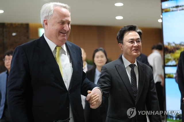 ▲ 인요한 국민의힘 혁신위원장이 23일 충남 홍성군 충남도청에서 김태흠 충남지사와 면담한 뒤 손을 맞잡고 청사를 나서고 있다.ⓒ연합뉴스