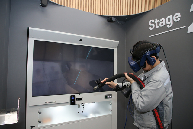 ▲ 한화오션 거제사업장 내부에 위치한 VR 도장교육센터에서 새롭게 개발된 'RealBLAST' 직무훈련이 진행되고 있다. ⓒ한화오션