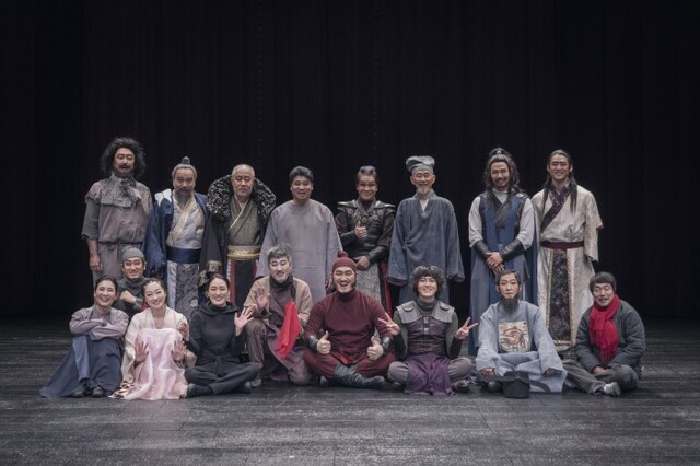 ▲ 연극 '조씨고아 복수의 씨앗'의 고선웅 연출과 출연 배우들.ⓒ국립극단