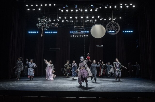 ▲ 연극 '조씨고아 복수의 씨앗'파이팅콜.ⓒ국립극단