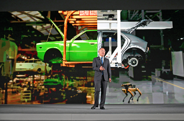 ▲ 울산 EV 전용공장 기공식에서 전동화 비전에 대해 발표하는 정의선 회장. ⓒ현대차그룹