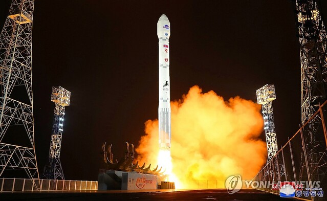 ▲ 북한은 22일 전날 밤 발사한 군사정찰위성 1호기 '만리경-1호'의 발사가 성공적으로 이뤄졌다고 밝혔다. 조선중앙통신은 이날 