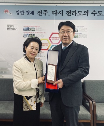 ▲ 신은옥 전라북도어린이집연합회장과 전주시어린이집연합회 임원들은 23일 전주시장실을 찾아 최근 전주에서 열린 ‘2023년 전라북도 보육인 한마음대회’의 성공 개최에 감사하는 의미를 담아 우범기 전주시장에게 감사패를 전달했다.ⓒ전주시 사진 제공.