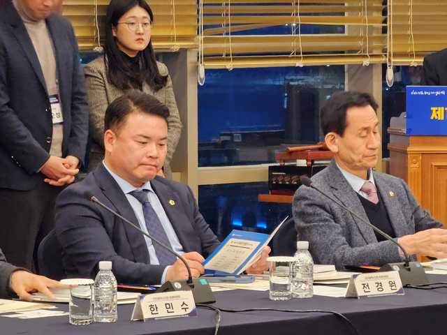 ▲ 전경원 대구시의회 운영위원장(왼쪽)은 22일 포항에서 열린 대한민국시도의회운영위원장협의회에 참석, 최근 들어 위축되고 있는 전기자동차 보급확대를 위한 정책개선 필요성을 역설했다.ⓒ대구시의회