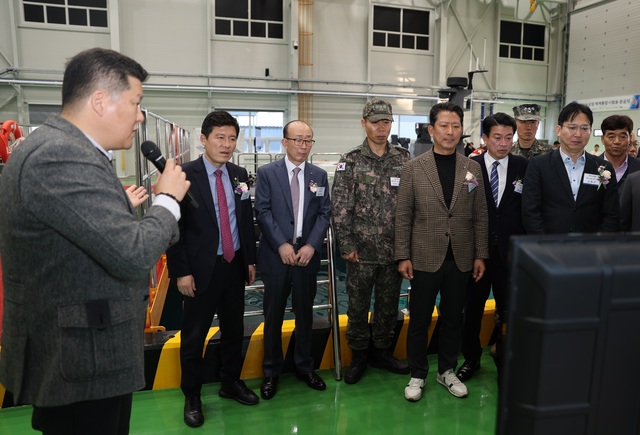▲ 23일 LIG넥스원 구미하우스에서 개최된 무인수상정 전용 체계통합시험동 준공식에서 이원회 LIG넥스원 무인체계연구소 팀장이 주요 참석자들에게 시험동 운용 방안과 무인수상정 개발 현황에 대해 설명하고 있다.ⓒLIG넥스원