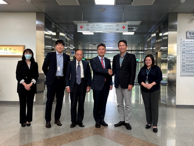 ▲ (왼쪽 두번째부터) KDIA 이병윤 매니저, TDUA 장상원 고문, KDIA 이동욱 부회장, TDUA 리정종 비서장, TDUA 황민닝 집행비서. ⓒ한국디스플레이산업협회