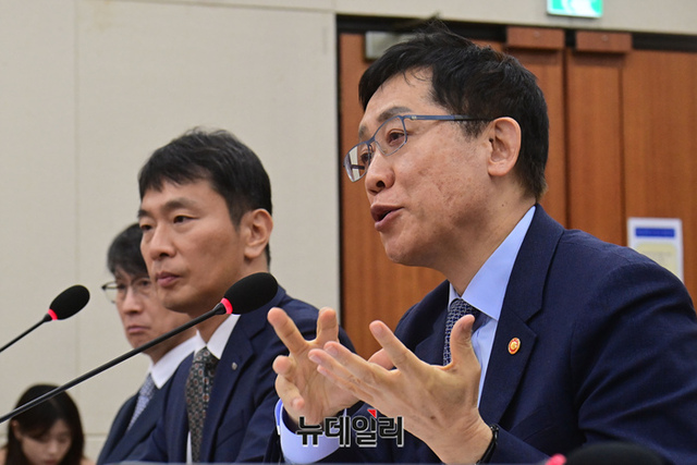 ▲ 김주현 금융위원장(오른쪽)과 이복현 금융감독원장(왼쪽)ⓒ뉴데일리DB