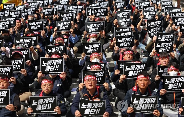 ▲ 12일 오전 서울 용산 대통령집무실 앞에서 열린 양대노총 금융노동자 공동투쟁본부 총력투쟁 결의대회에서 참가자들이 구호를 외치고 있다.ⓒ연합뉴스