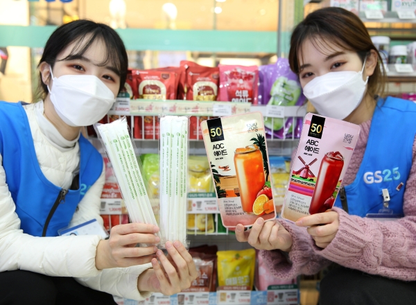 ▲ GS25 직원이 친환경 소모품 빨대와 음료를 들고 포즈를 취하고 있다.ⓒGS25