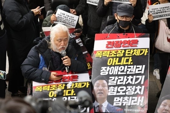 ▲ 박경석 전국장애인차별철폐연대(전장연) 대표와 회원들이 24일 오전 서울 혜화역에서 서울교통공사의 전장연 지하철 시위 원천 봉쇄 발표에 대한 기자회견을 하고 있다. ⓒ연합뉴스