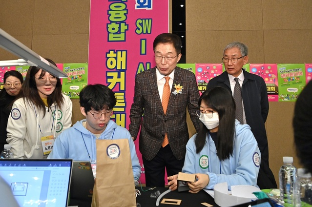 ▲ 임종식 교육감은 도내 중·고등학생을 대상으로 ‘제5회 SW-AI 교육 창의 융합 해커톤 대회’에 참석해 학생들을 격려하고 있다.ⓒ경북교육청