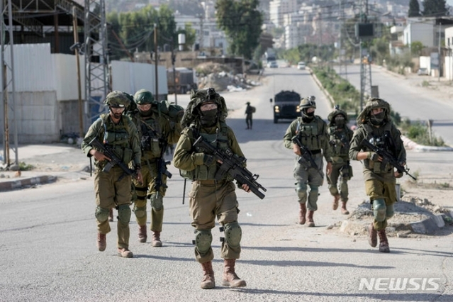 ▲ 23일(현지시각) 이스라엘 군인들이 요르단강 서안지구 발라타 난민촌에서 이동하고 있다. ⓒAP/뉴시스