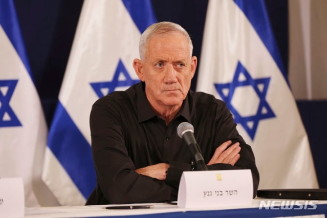 ▲ 요아브 갈란트 이스라엘 국방장관이 지난달 28일 이스라엘 텔아비브 소재 군 기지에서 열린 기자회견에 참석한 모습. ⓒAP/뉴시스