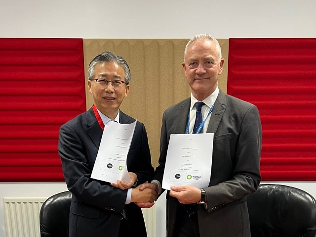 ▲ 한국원자력환경공단 조성돈 이사장(왼쪽)과 NDA David Peattie 이사장이 MOU를 체결해 기념 사진을 찍고 있다.ⓒ원자력환경공단
