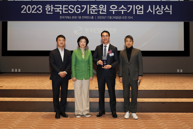 ▲ 24일 여의도 한국거래소에서 개최된 ‘2023 한국ESG기준원 우수기업’ 시상식에서 HD현대건설기계가 ESG 우수기업에 선정됐다. 심인숙(왼쪽 두 번째부터) 한국ESG기준원장, 최철곤 HD현대건설기계 사장. ⓒHD현대건설기계