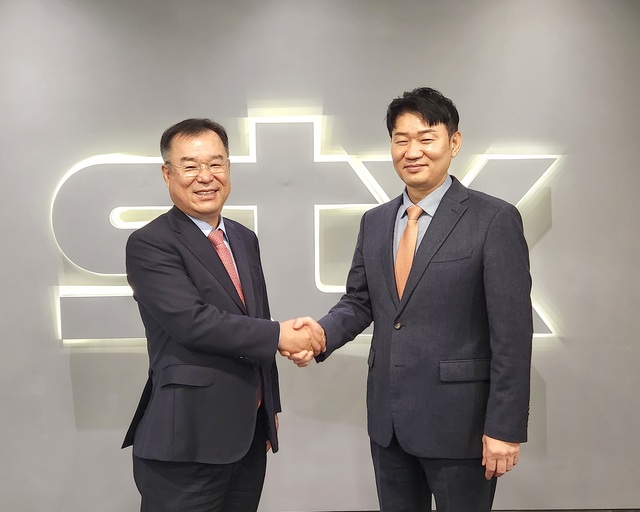 ▲ 박상준 STX 대표이사(오른쪽)와 남상규 IBT 대표이사가 지난 23일 서울 중구 STX사옥에서 전략적 파트너십 구축을 위한 협정을 체결한 뒤 악수하며 기념사진을 촬영하고 있다.ⓒSTX