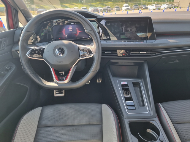 ▲ 골프 GTI 1열 운전석 중심 실내 모습 ⓒ뉴데일리 김성현 기자